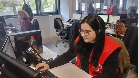 Voluntaria en atenci&oacute;n telef&oacute;nica