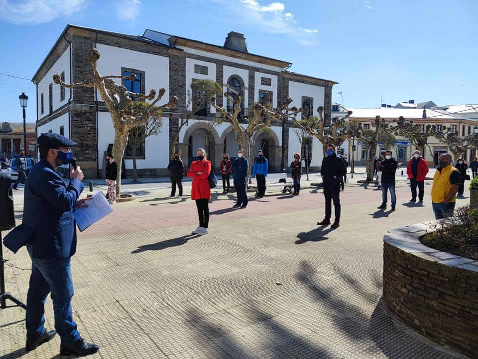Las AMPAS de los I.E.S. del Occidente, reclaman gratuidad del transporte y mas líneas para las enseñanzas no obligatorias de FP y Bachillerato “estamos pidiendo las rutas gratuitas y suficientes para poder estudiar”. Las AMPAS de los I.E.S. del Occidente, reclaman gratuidad del transporte y mas líneas para las enseñanzas no obligatorias de FP y Bachillerato “estamos pidiendo las rutas gratuitas y suficientes para poder estudiar”.