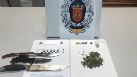 Armas y cogollos encontrados en el vehículo Armas y cogollos encontrados en el vehículo