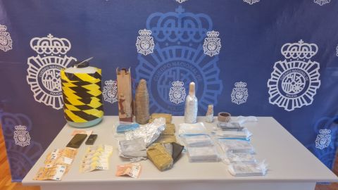 Efectos intervenidos por la Polic&iacute;a Nacional de Elche al presunto estafador detenido.