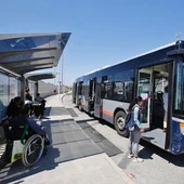 La nueva parada cuenta con la instalación de dos marquesinas, dotando así al recinto de un acceso seguro para los usuarios del transporte urbano La nueva parada cuenta con la instalación de dos marquesinas, dotando así al recinto de un acceso seguro para los usuarios del transporte urbano