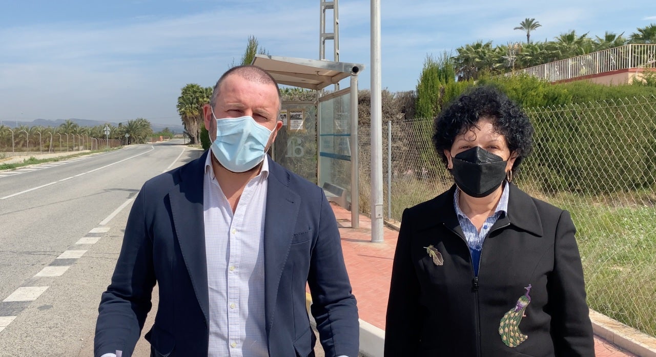El PP denuncia que 40.000 residentes en las pedanías de Elche se quedan fuera del transporte público a IFA durante la vacunación contra la covid-19 El PP denuncia que 40.000 residentes en las pedanías de Elche se quedan fuera del transporte público a IFA durante la vacunación contra la covid-19