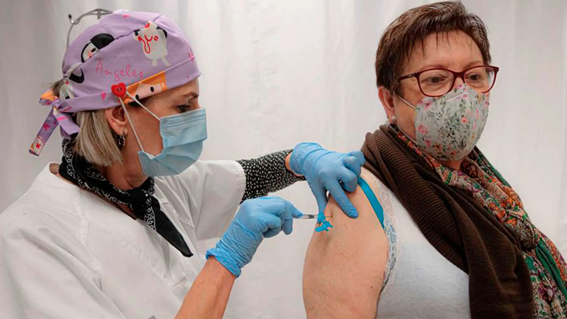 Una mujer vacunándose contra el coronavirus