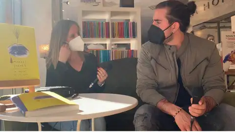 Andrés Suárez presentando su libro en la librería Cronopios de Pontevedra Entre micros y libros con Susana Pedreira