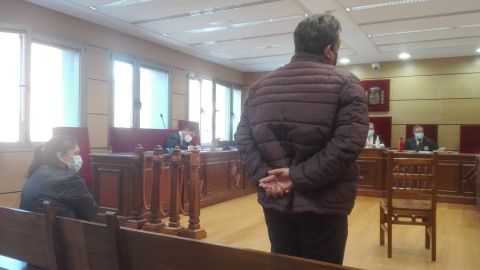 El acusado durante la declaración. A su lado, su mujer El acusado durante la declaración. A su lado, su mujer