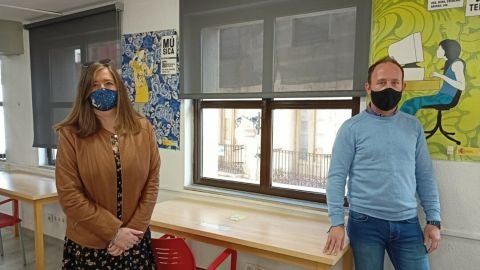 La edil de bibliotecas con el director de la biblioteca municipal