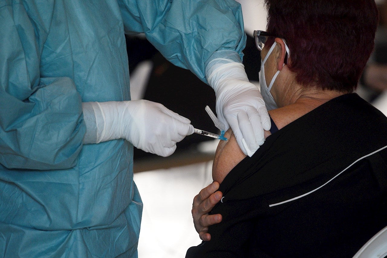 Les societats científiques reclamen als governs que vacunin i es regeixin per evidències mèdiques Les societats científiques reclamen als governs que vacunin i es regeixin per evidències mèdiques