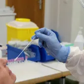 Toma de muestras por parte de personal sanitario Toma de muestras por parte de personal sanitario