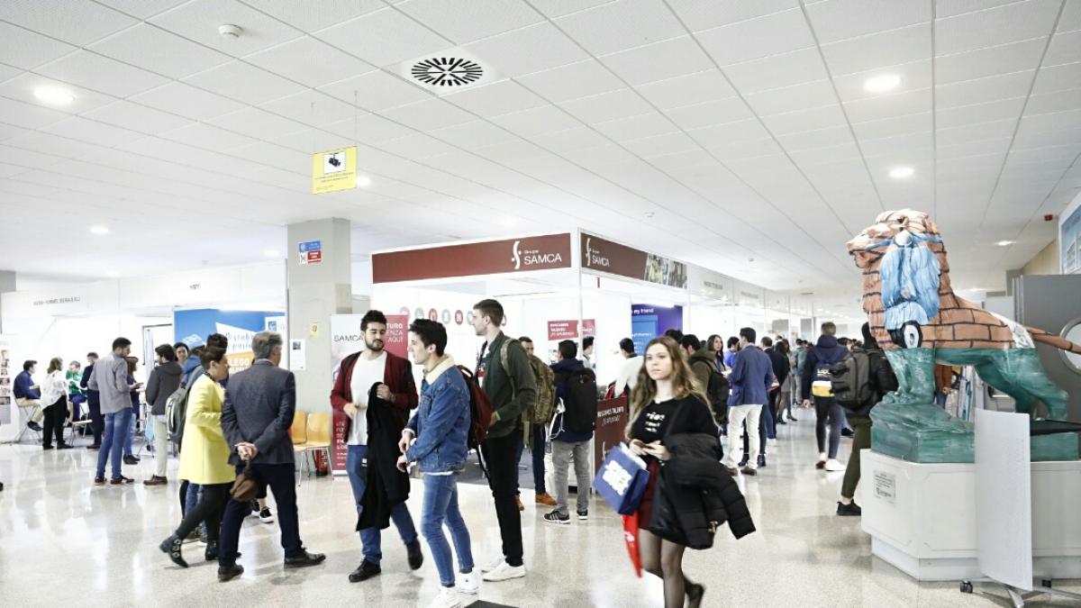 La feria de empleo de la Universidad de Zaragoza cita a más de 1200 universitarios y 64 empresas La feria de empleo de la Universidad de Zaragoza cita a más de 1200 universitarios y 64 empresas