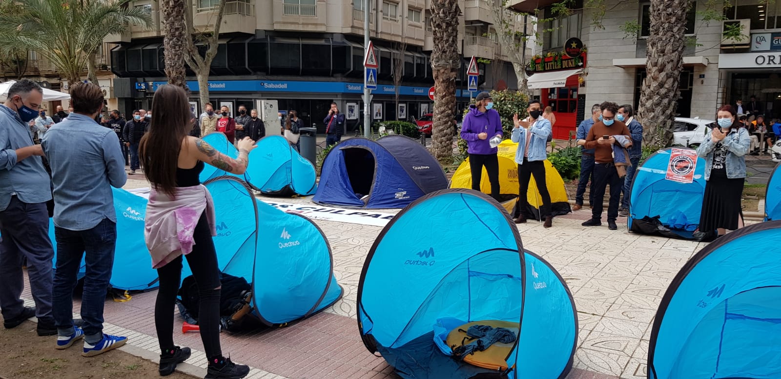 El ocio y la hostelería acampa en el centro de la ciudad de Alicante para exigir soluciones a la situación que viven desde hace 13 meses El ocio y la hostelería acampa en el centro de la ciudad de Alicante para exigir soluciones a la situación que viven desde hace 13 meses