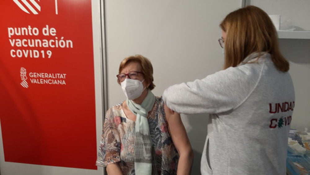 Una alicantina recibe su primera dosis en la Ciudad de la Luz