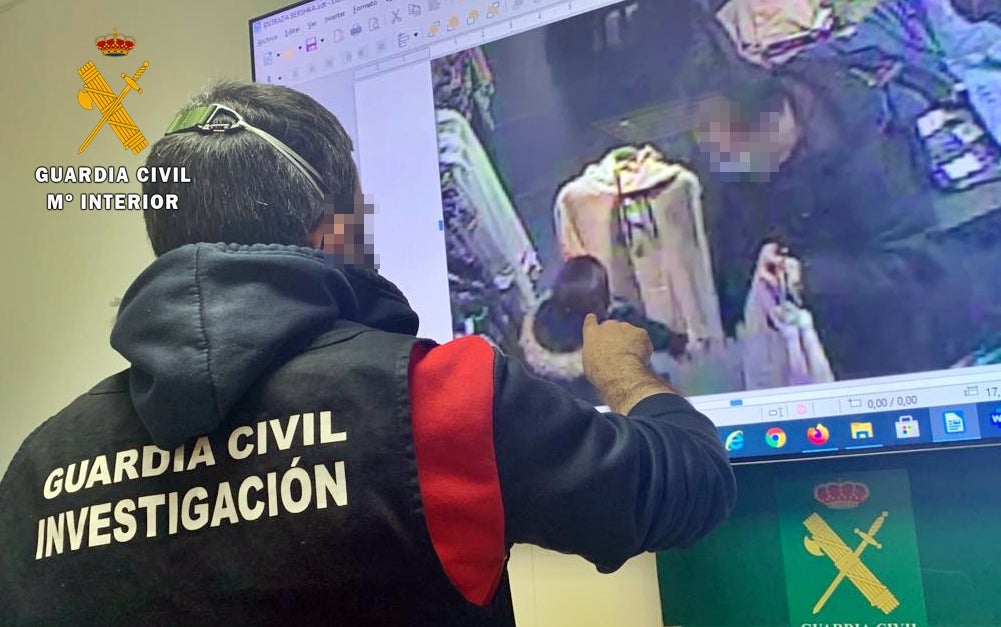 La Guardia Civil implica a siete vecinos de Badajoz en 25 hurtos en establecimientos comerciales del sector textil La Guardia Civil implica a siete vecinos de Badajoz en 25 hurtos en establecimientos comerciales del sector textil