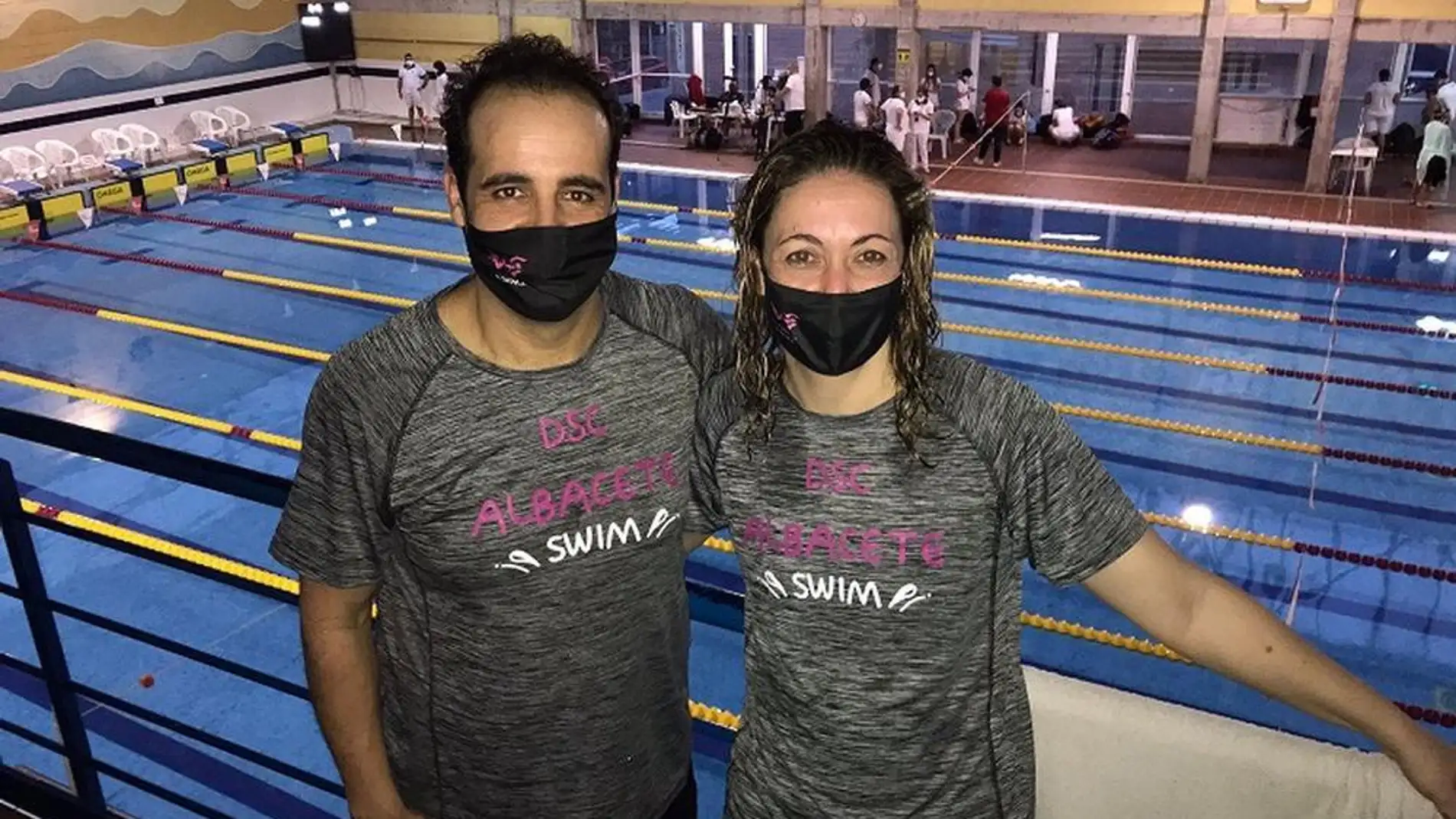 La nadadora albaceteña, Soraya Pérez, junto a su entrenador. 