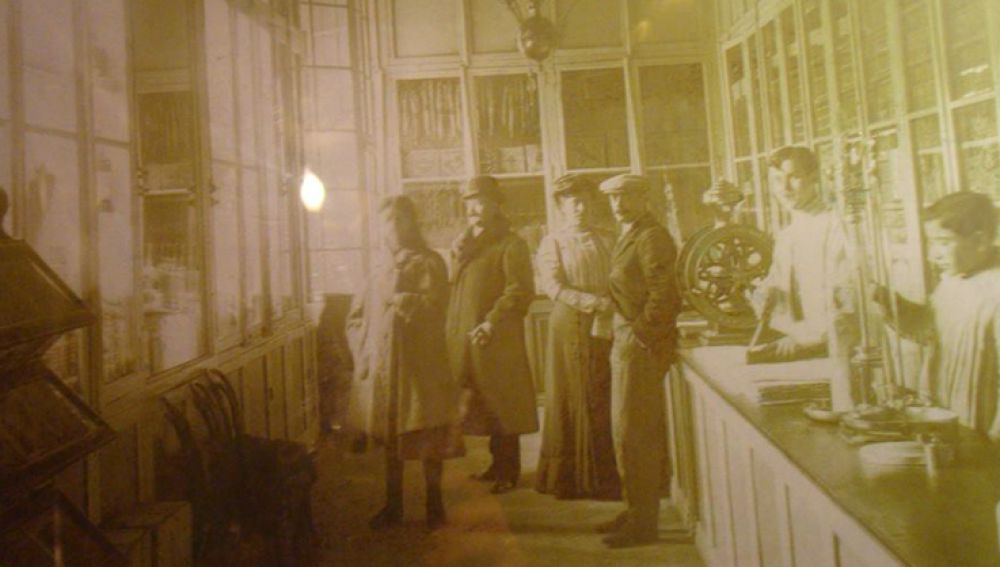 En sus primeros años La Confianza abrió como mercería y venta de sedas.