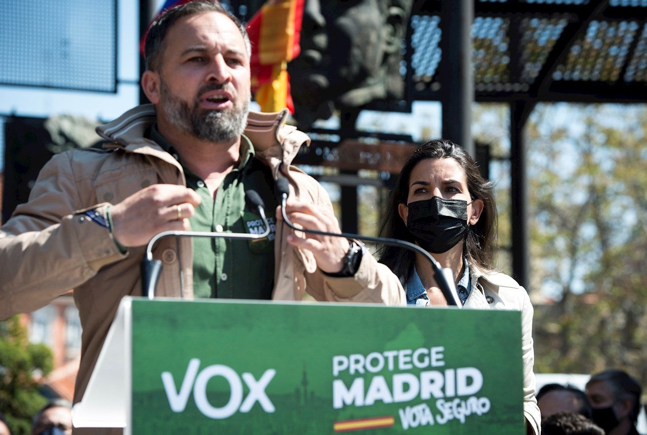 Aluvión de críticas a Vox por su polémico cartel electoral contra los menas que ya investiga la Fiscalía Aluvión de críticas a Vox por su polémico cartel electoral contra los menas que ya investiga la Fiscalía