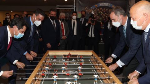 El Rey Felipe VI y el presidente Pedro Sánchez jugando al futbolín El Rey Felipe VI y el presidente Pedro Sánchez jugando al futbolín