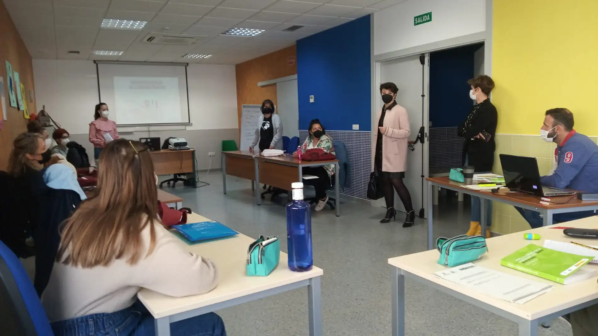 Elena García visita el curso de recualificación profesional que se está impartiendo en Afymos