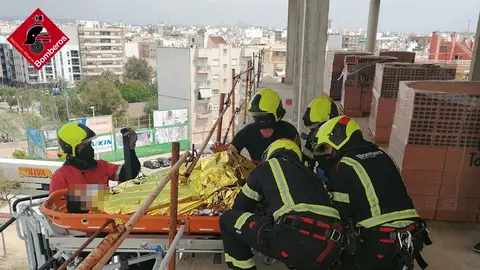 Efectivos de bomberos en el edificio de Elche. Efectivos de bomberos en el edificio de Elche.