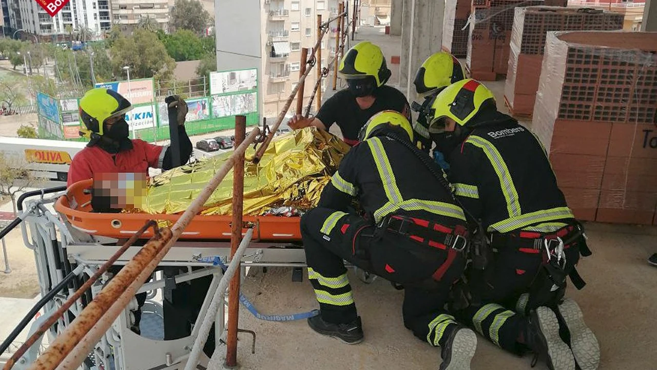Efectivos de bomberos en el edificio de Elche. Efectivos de bomberos en el edificio de Elche.