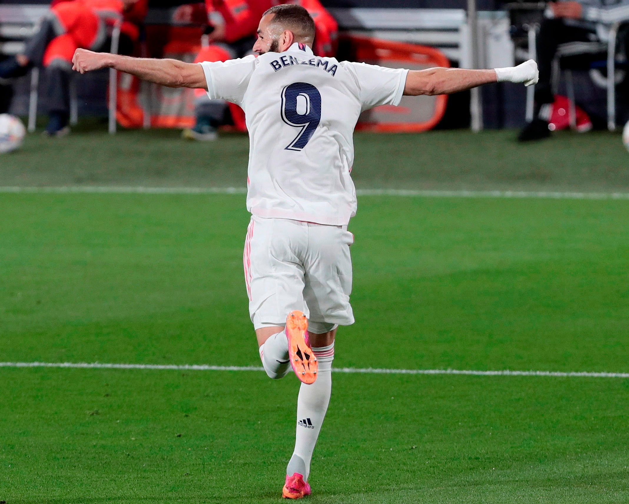 El Real Madrid golea al Cádiz en el Carranza y duerme líder de LaLiga El Real Madrid golea al Cádiz en el Carranza y duerme líder de LaLiga