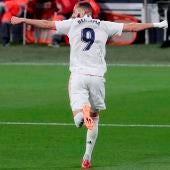 El Real Madrid golea al Cádiz en el Carranza y duerme líder de la Liga