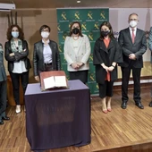 Las autoridades junto al libro que ha sido devuelto a la Biblioteca Pública del Estado de Ciudad Real Las autoridades junto al libro que ha sido devuelto a la Biblioteca Pública del Estado de Ciudad Real