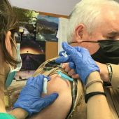 Un hombre recibe en Asturias la vacuna contra el COVID-19