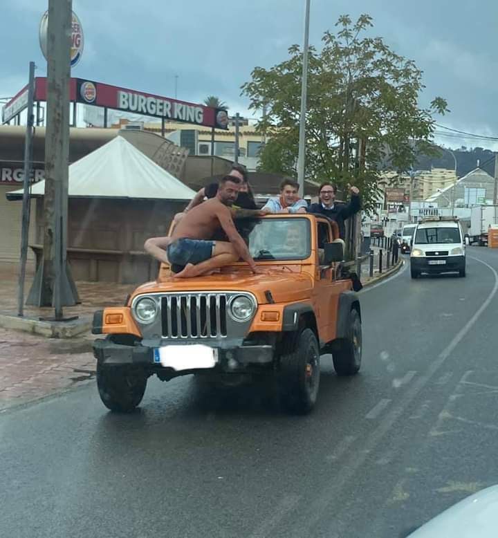 Amonestan en Sant Antoni a los ocupantes de un vehículo que circulaba con personas sobre el capó Amonestan en Sant Antoni a los ocupantes de un vehículo que circulaba con personas sobre el capó