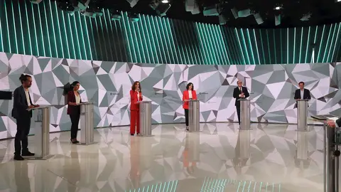 Los candidatos a la presidencia de la Comunidad de Madrid antes del inicio del debate que se celebra hoy miércoles en los estudios de Telemadrid Los candidatos a la presidencia de la Comunidad de Madrid antes del inicio del debate que se celebra hoy miércoles en los estudios de Telemadrid