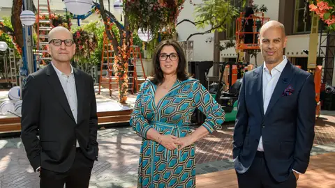 Steven Soderbergh, Stacey Sher y Jesse Collins, productores de los Oscar 2021, tras una rueda de prensa en Union Station Steven Soderbergh, Stacey Sher y Jesse Collins, productores de los Oscar 2021, tras una rueda de prensa en Union Station