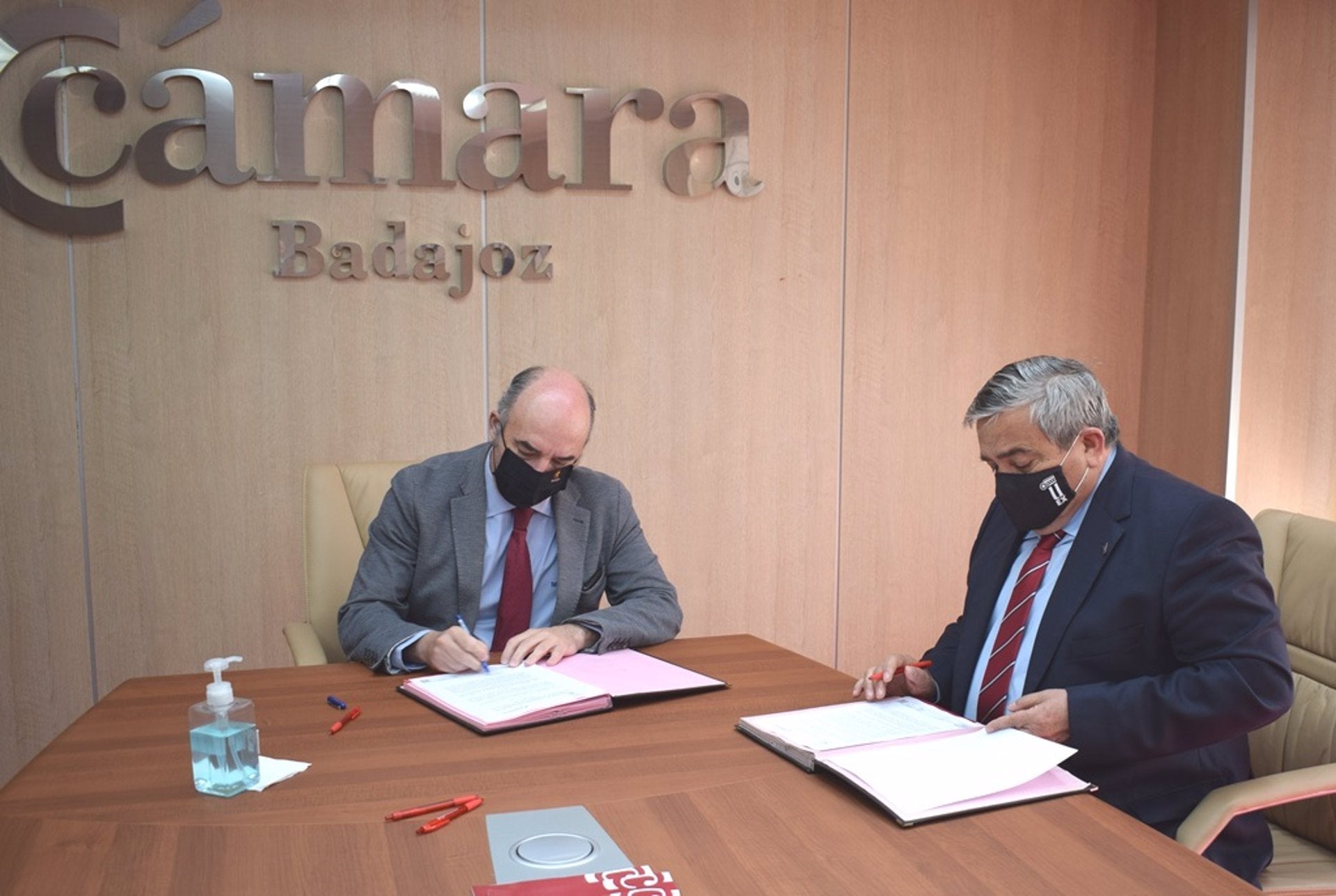 La Cámara de Comercio de Badajoz y la UEx firman un convenio para poner en marcha acciones formativas conjuntas La Cámara de Comercio de Badajoz y la UEx firman un convenio para poner en marcha acciones formativas conjuntas