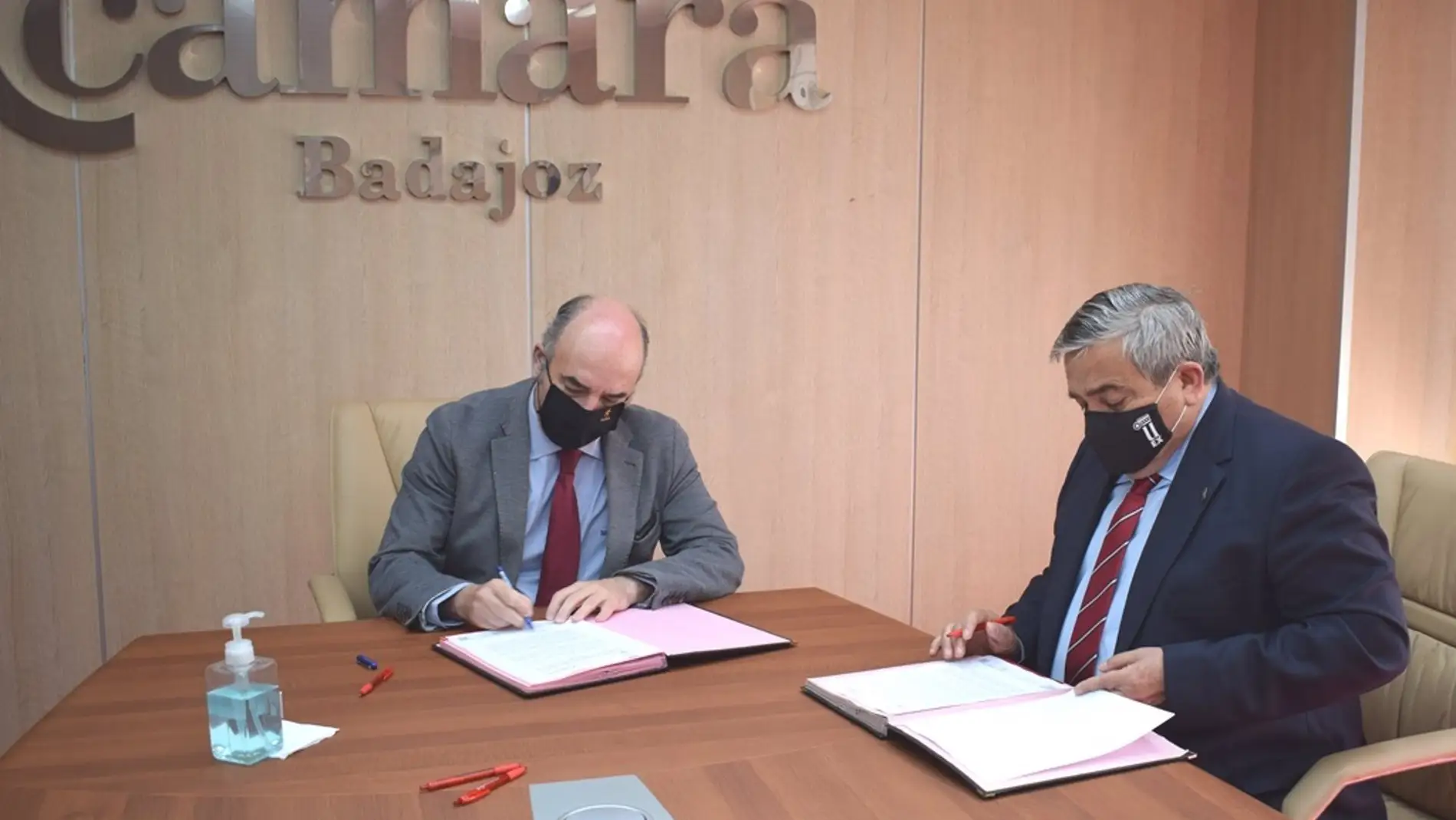 La Cámara de Comercio de Badajoz y la UEx firman un convenio para poner en marcha acciones formativas conjuntas