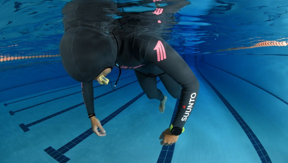 Isabel Sánchez-Arán, en un ejercicio de apnea en el interior de una piscina.