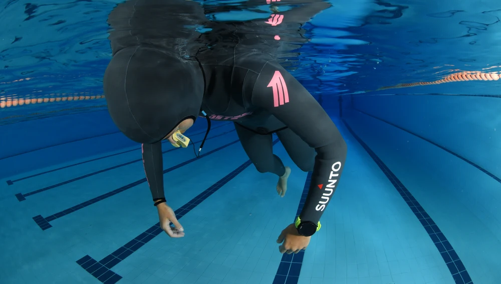 Isabel Sánchez-Arán, en un ejercicio de apnea en el interior de una piscina.