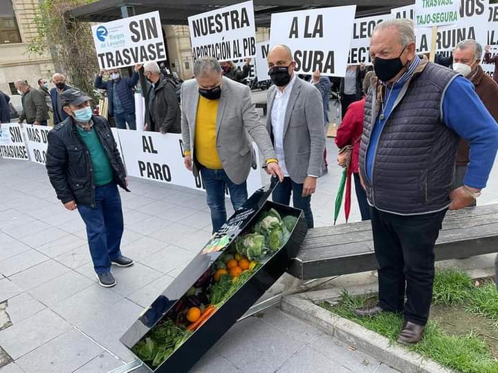 Javier Berenguer: "Los regantes no nos dejamos utilizar políticamente por nadie" Javier Berenguer: "Los regantes no nos dejamos utilizar políticamente por nadie"