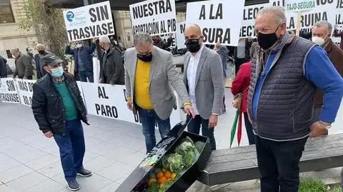 Javier Berenguer en la concentración a las puertas de la Subdelegación del Gobierno en Alicante Javier Berenguer en la concentración a las puertas de la Subdelegación del Gobierno en Alicante