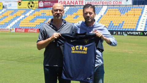 Manolo Molina, secretario del UCAM Murcia CF, junto a Pedro Reverte, director deportivo de la entidad universitaria