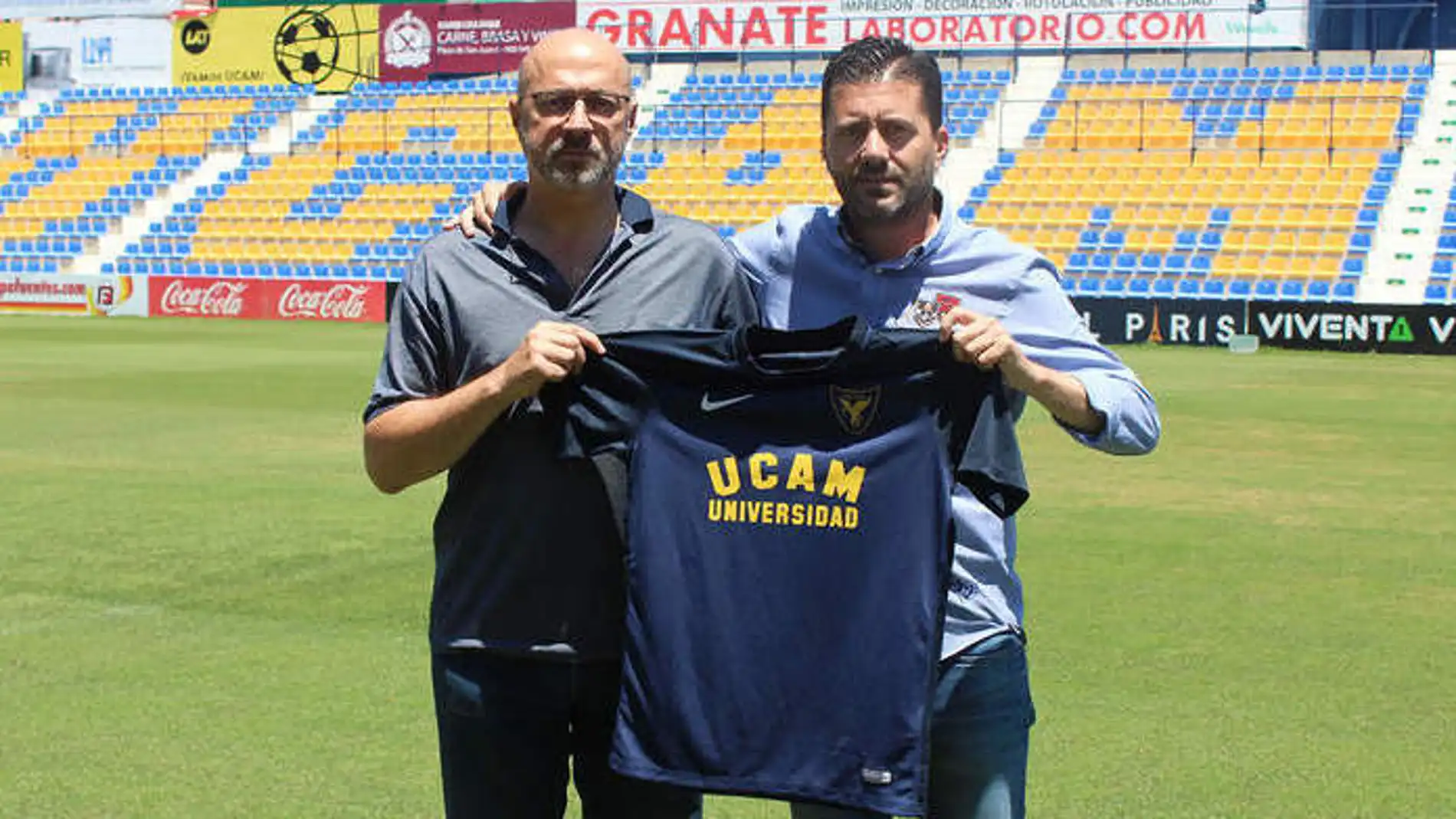 Manolo Molina, secretario del UCAM Murcia CF, junto a Pedro Reverte, director deportivo de la entidad universitaria