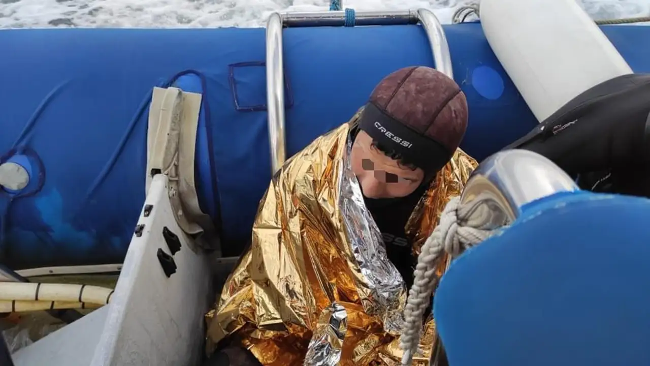 Migrante rescatado por el club de buceo 'Burbujas' Migrante rescatado por el club de buceo 'Burbujas'