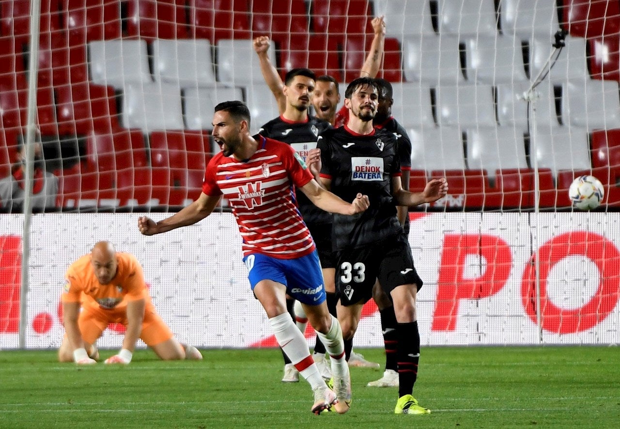 El Granada golea a un Eibar que se hunde El Granada golea a un Eibar que se hunde