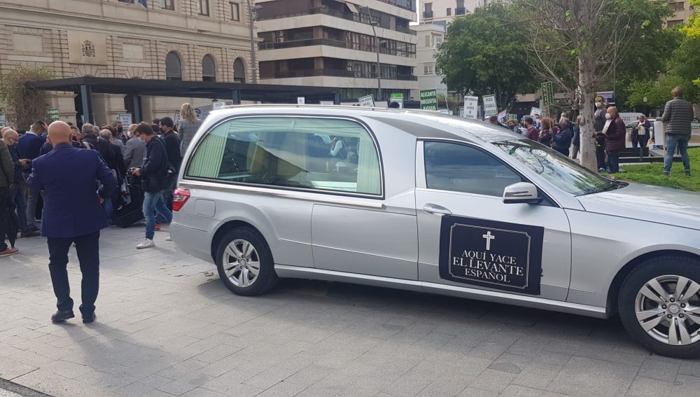 Un coche fúnebre