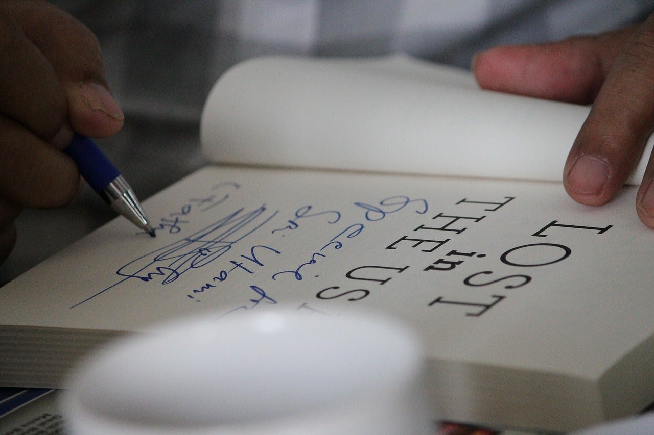 Así vive el día del libro un escritor que no soporta a sus lectores y odia firmar libros Así vive el día del libro un escritor que no soporta a sus lectores y odia firmar libros