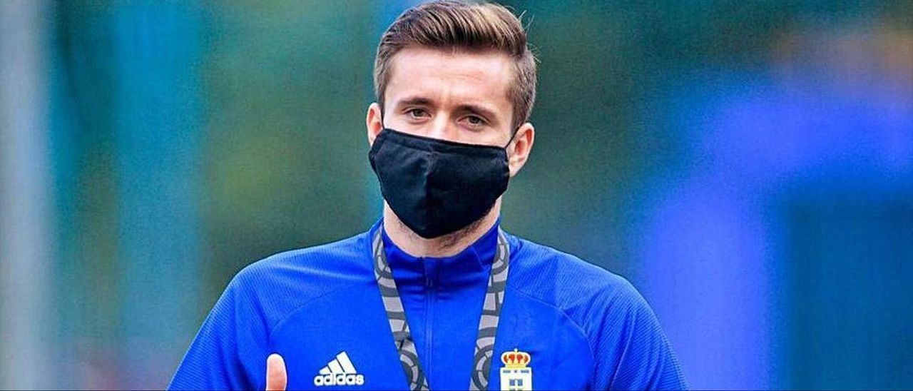 Bochorno en el derbi asturiano tras golpear varios jugadores del Sporting al portero del Oviedo: "Me dijeron que no podía celebrar la victoria" Bochorno en el derbi asturiano tras golpear varios jugadores del Sporting al portero del Oviedo: "Me dijeron que no podía celebrar la victoria"