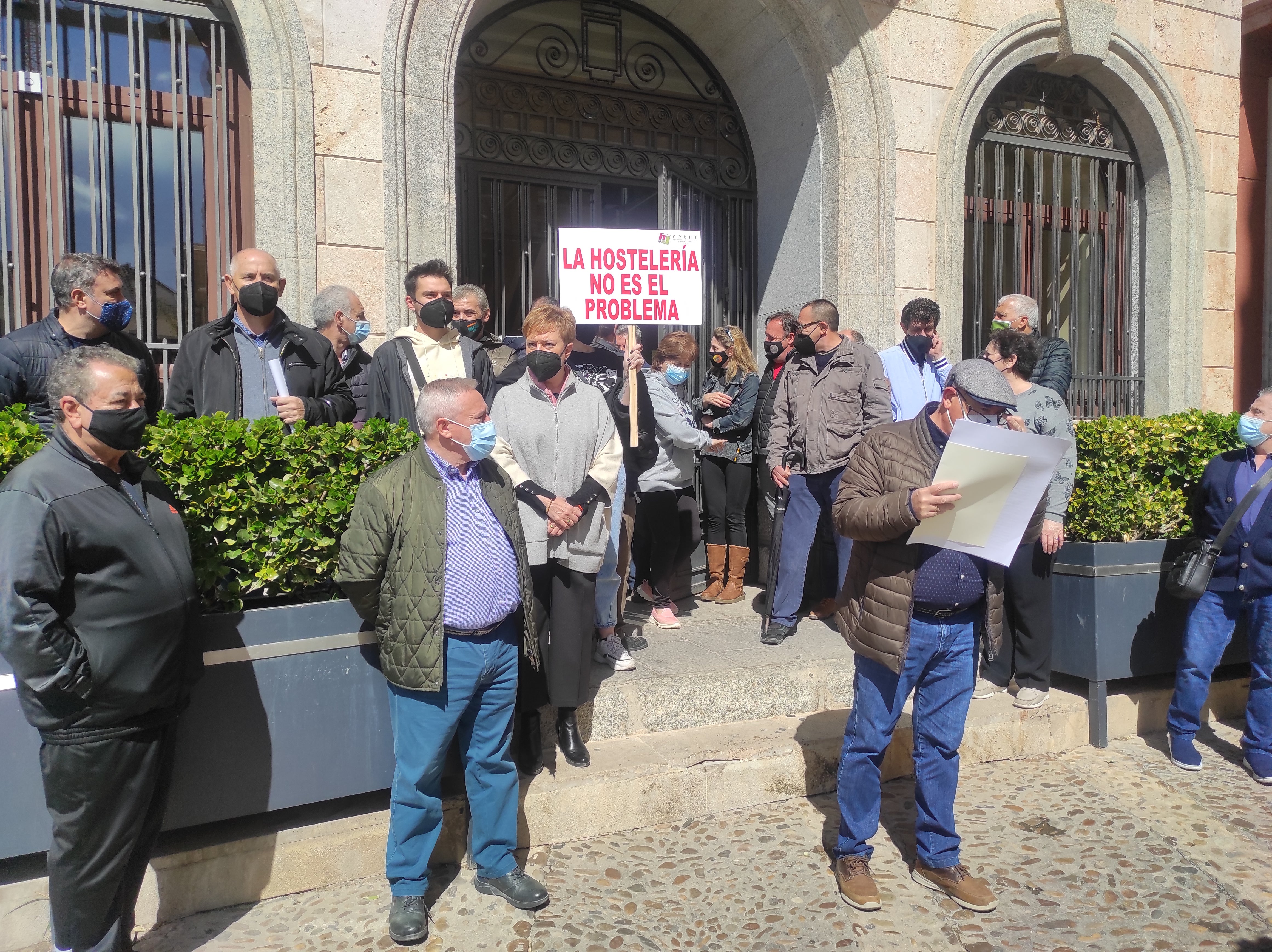 Concentración de protesta de los hosteleros de Valdepeñas por el cierre de sus negocios. Concentración de protesta de los hosteleros de Valdepeñas por el cierre de sus negocios.