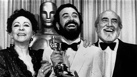 Encarna Paso, José Luis Garci y Antonio Ferrandis, tras ganar el Oscar para 'Volver a empezar' en 1983 Encarna Paso, José Luis Garci y Antonio Ferrandis, tras ganar el Oscar para 'Volver a empezar' en 1983