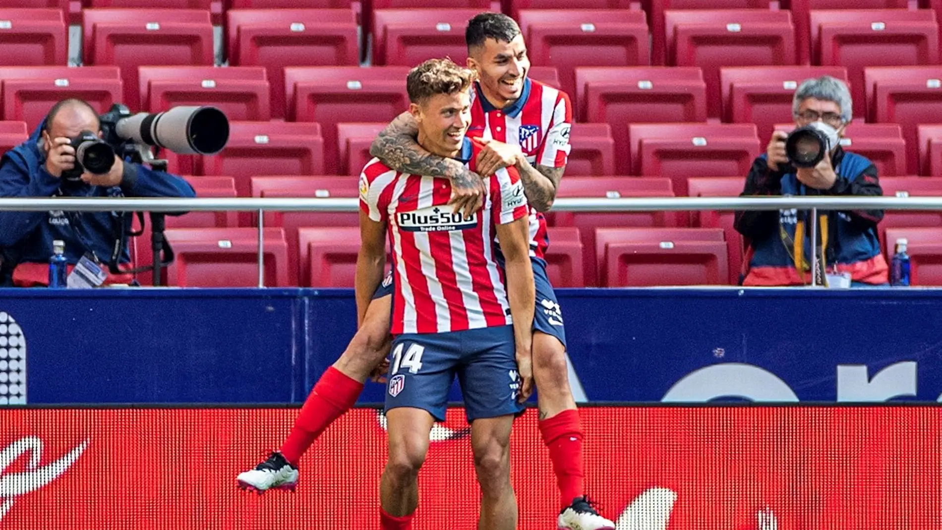 Los jugadores del Atleti, Marcos Llorente y Ángel Correa celebran un gol.