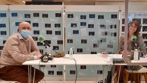 El periodista Javier Andrés junto a la conductora de Más de Uno Castellón, Marta Fullera. DÍA DEL LIBRO