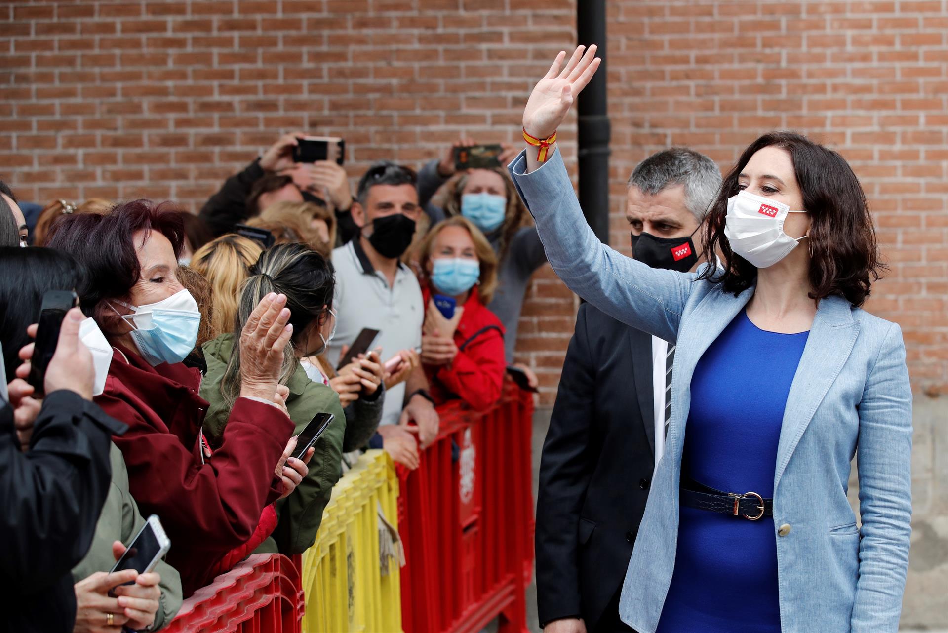 Ayuso condena la violencia pero lamenta que se "hagan los ofendidos" los que "blanquean a Otegi" Ayuso condena la violencia pero lamenta que se "hagan los ofendidos" los que "blanquean a Otegi"