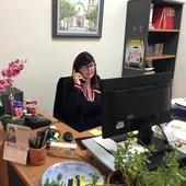 SERVICIO "A TU LADO" El Ayuntamiento de Almoradí, desde el área de Bienestar Social, ha puesto en marcha una actuación a personas mayores que viven solas SERVICIO "A TU LADO" El Ayuntamiento de Almoradí, desde el área de Bienestar Social, ha puesto en marcha una actuación a personas mayores que viven solas