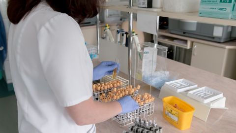 Imagen de una mujer en un laboratorio